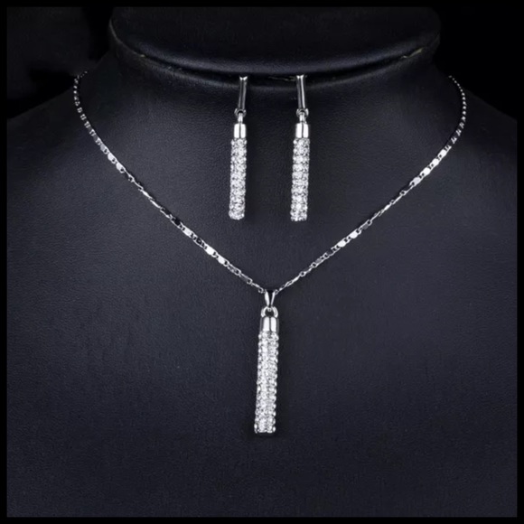 🌷 Swarovski Crystal Gold Bar Necklace Set - Picture 3 of 3